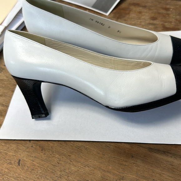 Stuart Weitzman - Picture 3 of 6